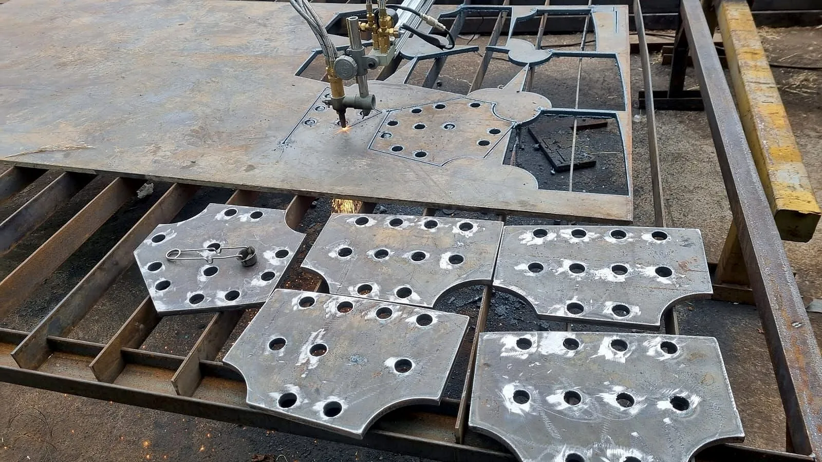 Placas de acero cortadas por plasma