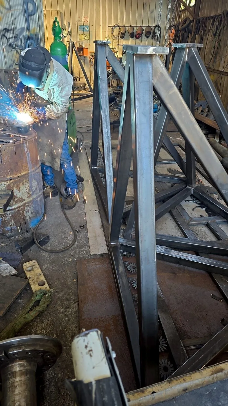 Soldador trabajando en una estructura de gran altura