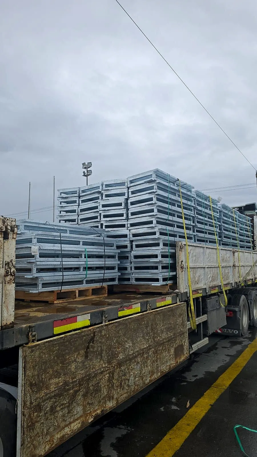 Lote de plataformas metálicas galvanizadas cargadas en camión