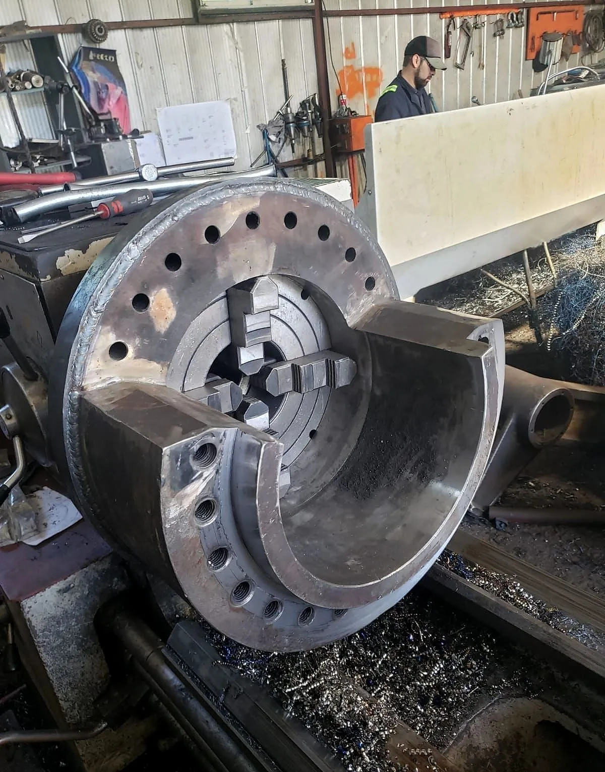 Torno mecanizando una pieza