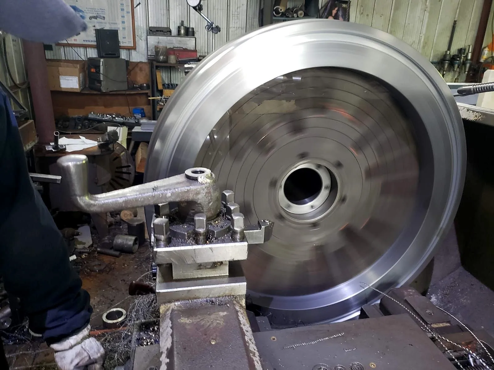 Disco metálico montado en el torno